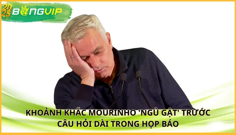 Mourinho 'ngủ gật' trước câu hỏi dài trong họp báo